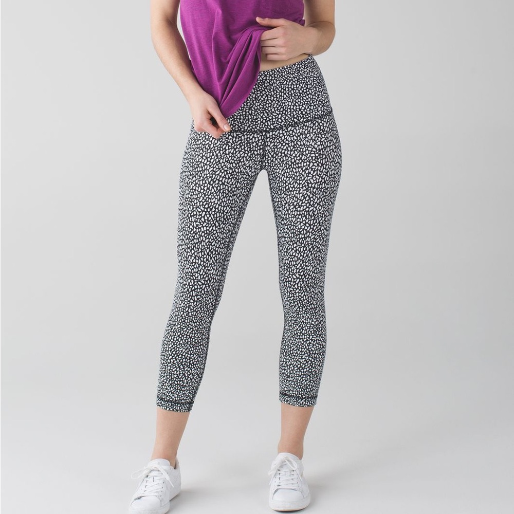 Lululemon Wunder Under Crop (Hi-Rise)
Miss Mosaic Black